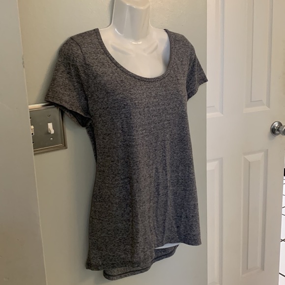 Chip and Pepper Women’s L 10-12 gray high low Tee Top New NWOT - Picture 2 of 5